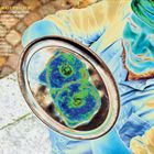 Text: "Der Toast Hawaii und Ich... sehr Besonderes sein ...".
Illustration eines Menschen mit einem Teller Toast aus Dosenananas.