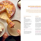 "SAFTIGER APFELKUCHEN" mit Rezept für 1 Springform. Zutaten: 5 Äpfel, 170g Butter, 150g Zucker, 1 EL Vanillezucker, 4 Eier. Kuchen auf Teller.
