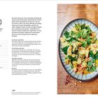 Rezept für thailändischen Pomelo-Salat. Zutaten: Pomelo, Schalotten, Erdnüsse, Minze, Korianderblätter, Fischsauce.