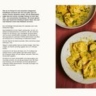 Text: RAVIOLI MIT KREBSFLEISCH, MASCARPONE, CHILI UND ZITRONE. Rezept und Zutatenliste auf der linken Seite.

Links Rezepttext, rechts Teller mit Ravioli in gelber Soße. Glas Weißwein daneben.