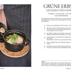 GRÜNE ERBSEN MIT EIERN UND CHORIZO. Anleitung und Zutatenliste. Links: Person in Schürze hält einen Topf mit Gericht.