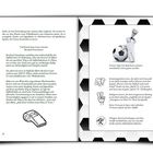 Zwei Seiten Text. Links: Lebensgeschichte und soziale Projekte eines Fußballtrainers. Rechts: Hinweis zum Lesen des Buchs.