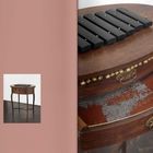 "142" links oben. Tisch mit Xylophonteilen, Messingbeschlägen, geöffnete Schublade, kleine Perlen verstreut.