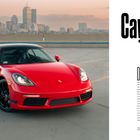 Text: "Cayman" und längerer Absatz über den Cayman, ein rotes sportliches Auto, auf einem Parkplatz vor einer Skyline.
