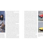 Linker Text: Über den Tisch, am Schreibtisch, mit einem Lineal arbeiten zwei Männer an einem Entwurf.  
Rechter Text: „Oben | Ein 275 GTB im Enzo Ferrari Museum…“  
Unten: Rechter Text: „Unten | Der Dino 206 GT von 1967…“  