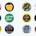 Illustration mit zwölf runden Buttons auf linierten Hintergrund. Texte: "I Believe Women", "Fund Public Education", "Gay is Good"...