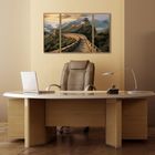 Ein Büro mit modernem Schreibtisch, Ledersessel und neutraler Farbgebung. Drei Gemälde der Chinesischen Mauer an der Wand.