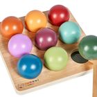 "montessori by Eichhorn", ein Holzspiel mit bunten Kugeln und einem Schläger, auf einem Brett angeordnet.