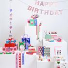 "Happy Birthday" in großer Schrift. Bunte Geschenke, Karten, dekorative Elemente, Herzen und Tortenmotive sind dekoriert.