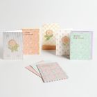 "Happy Birthday" steht auf mehreren Karten. Die Karten sind bunt mit Blumenmotiven und zarten Pastelltönen.