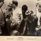 "The Swappers", Schauspieler: James Donnelly, Larry Taylor. Menschen in Masken auf einer Party, einige halten Drinks.