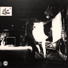 „Im Freien der Lust“; Schwarz-Weiß-Foto einer Innenraumszene, mehrere Möbelstücke.