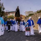 L'ADDOLORATA. UNA SPADA T. TRAPASSERÀ IL CUORE. Menschen in blauen Gewändern bei einer Prozession.