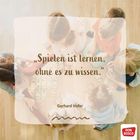 „Spielen ist lernen, ohne es zu wissen.“ Gerhard Hofer. Kinder sitzen im Kreis und spielen mit Karten. DON BOSCO Logo.