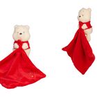 Ein Plüschbär in Rot hält eine rote Decke mit kleinen Motiven.