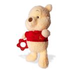 Ein Plüschbär in rotem Shirt hält einen roten, blumenförmigen Beißring.