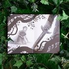 Illustration eines Ritters mit Schwert, kniende Frau, umrahmt von Bäumen, Pflanzen am Rand.