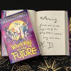 Buchcover: "Which Way to the Future" von Cressida Cowell. Offene Seite: "Warning: From now on, the story is out of the Story Maker's control. Sorry about that. H.D." Hintergrund mit goldenen Sternzeichen-Motiven.