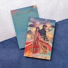 Buchcover "NEVER EVER AFTER" von Sue Lynn Tan. Darunter ein Paar, Laternen und ein rotes Kleid vor einem farbenfrohen Hintergrund.