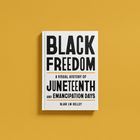 „Black Freedom: A Visual History of Juneteenth and Emancipation Days“ von Blair LM Kelley. Weißes Buch auf gelbem Hintergrund.