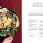 "Boiled Beef and Vegetable Hot Pot, Eobok Jaengban." Rezept für Eintopf. Links Topf mit Gemüse und Fleisch, rechts Text mit Zutaten.
