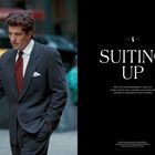 "SUITING UP" in großer, weißer Schrift auf schwarzem Hintergrund. Links ein Mann im Anzug, Hintergrund Stadt.