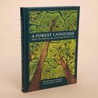 "A Forest Language"; "Words That Illuminate the Astonishing World of Trees"; Autorin: Hannah Fries. Vertikales Baumillustration.
