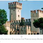 Text: "Sirmione", "9", Zahlenreihe von 1 bis 30 darunter. Im Hintergrund eine mittelalterliche Burg mit Türmen. Bäume sind sichtbar.