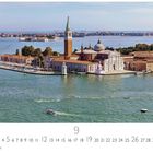 "San Giorgio Maggiore" und "CASARES EDITION". Insel mit Kirche und Turm, Boote im Wasser, blaues Meer im Hintergrund.