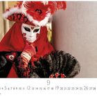 Kalender, Monat 9. Eine Person trägt ein auffälliges Kostüm in Rot-Schwarz mit Maske, Federn und Herzdekor an einem Pfeiler.