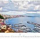 "Neapel" und "CASARES EDITION". Blick auf Küstenstadt mit Hafen, vielen Booten, Palmen und großem Vulkan im Hintergrund.