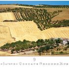 "9, Andalusien, Hacienda. CASA EDITION. Hügelige Landschaft mit Olivenbäumen und Feldern unter blauem Himmel."