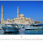 „Hurghada“ steht unten. Gefolgt von Zahlen 1 bis 30. Der Hafen zeigt Boote vor einer großen Moschee mit zwei Minaretten.