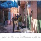 Text: "Marrakech, Souk der Färber" und "CASARES EDITION". Drei Männer arbeiten in einer engen Gasse mit farbigen Stoffen.