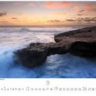 Abendstimmung an der Atlantikküste. Kalender mit Küstenlandschaft bei Sonnenuntergang und tosenden Wellen.
