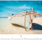 „Fischerboot am Strand“ steht unten, über einem Kalender für den Monat September. Ein Boot liegt an einem sonnigen Strand.