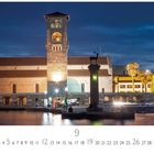 "Mandraki Hafen" und "CASARES EDITION" stehen unten. Nachtansicht eines Hafens mit beleuchtetem Turm und Säule mit Hirschskulptur.