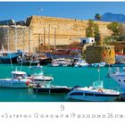 Kyrenia, Hafen. Zahl 9 unten in der Mitte. Boote im klaren Wasser, alte Festungsmauern im Hintergrund, klare Himmel.