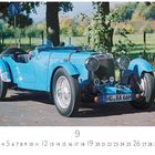 Aston Martin Le Mans, blauer Oldtimer vor Bäumen und Wiese, Kalenderseite für September, Tageszahlen unten.