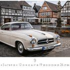"Borward Isabella Coupé" und "CASARES EDITION" stehen dort. Ein Oldtimer steht auf einem gepflasterten Platz mit Fachwerkhäusern.