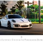 Porsche GT3 991, Casares Edition. Ein weißer Sportwagen steht auf einer Straße, umgeben von grüner Vegetation.
