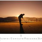 Kalender mit Monatszahlen. Silhouette eines Golfspielers im Sonnenuntergang auf freiem Feld. Text unten: "CASARES EDITION".