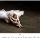 Kalenderblatt mit Monat September. Eine Ballerina kniet auf dem Boden, in einem weißen Tutu, in eleganter Pose.
