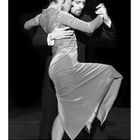 Unten der Text: "9, CASARES EDITION" und ein Kalendarium. Ein Paar tanzt elegant eng umschlungen Tango.
