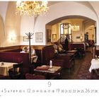 Café Frauenhuber Kalenderblatt, Monat September. Elegantes Café mit Kronleuchtern, roten Polstern und entspannten Gästen.