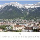 "Innsbruck" steht unten links. Ein Stadtpanorama mit Bergen im Hintergrund und Gebäuden im Vordergrund.