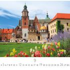 "Krakau", "9", darunter ein historischer Platz mit Blumenbeet, Menschen und architektonischen Gebäuden bei sonnigem Wetter.