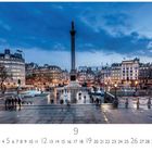"Trafalgar Square" und "9" sind zu sehen. Der Platz ist belebt, mit einer großen Säule und umliegenden historischen Gebäuden.