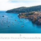 Villefranche-sur-Mer. Kalenderseite mit Monatszahlen und der Zahl 9 hervorgehoben. Küstenlandschaft mit Segelbooten.