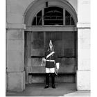 Text: "Queen's Guard", "9", "CASARES EDITION". Ein Wachmann in Uniform steht in einem Torbogen. Darunter ein Kalender.